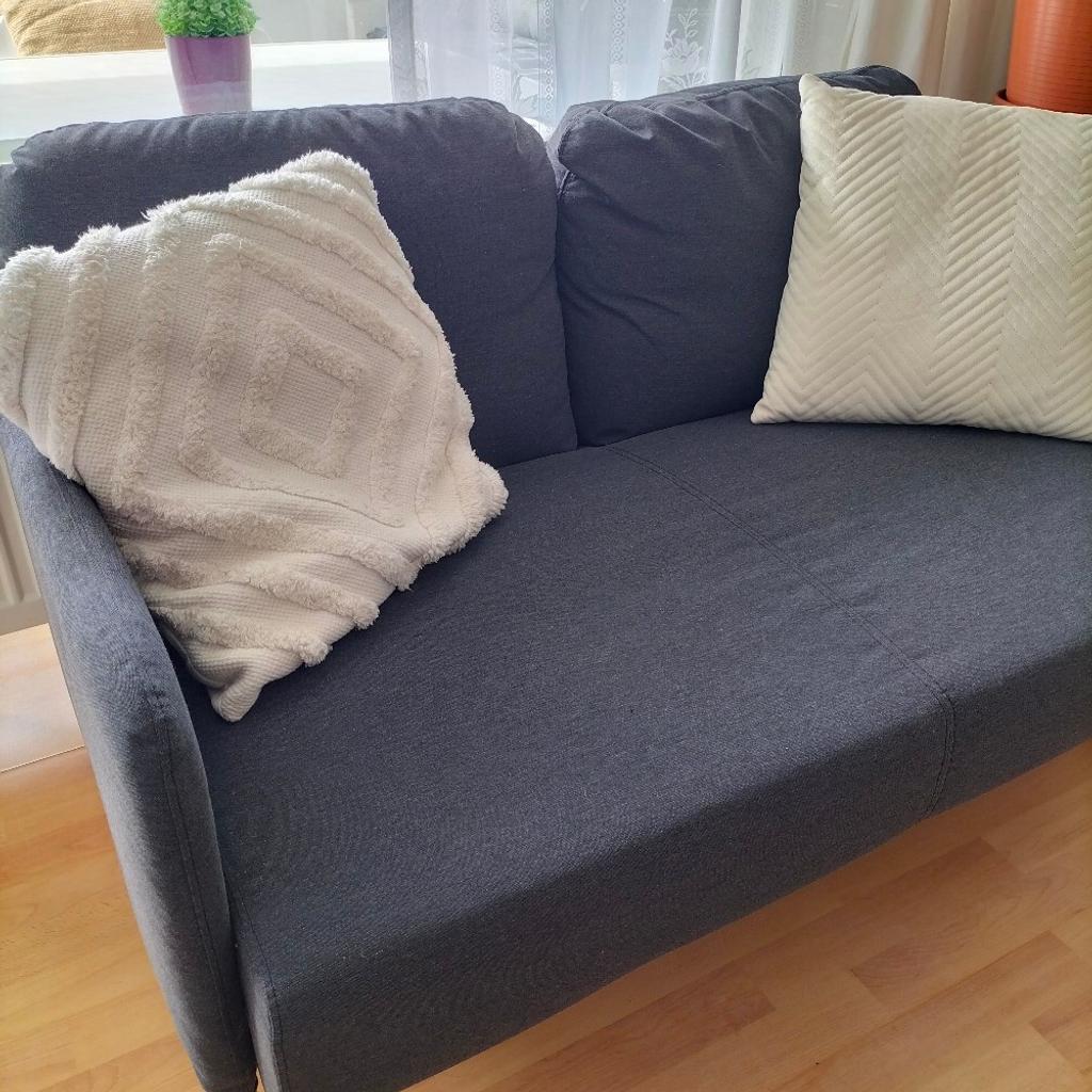 Diesen 2-Sitzer habe ich letztes Jahr bei Ikea gekauft, da ich ein größeres Sofa holen möchte, steht dieser zum Verkauf. Das Sofa ist sehr gemütlich,
der Zustand ist einwandfrei.
Bei Fragen gerne kontaktieren.