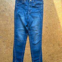 Verkauft wird eine Jeans Hose von der Marke Hollister in der Weite 26.

Bei Fragen oder Interesse, gerne melden.