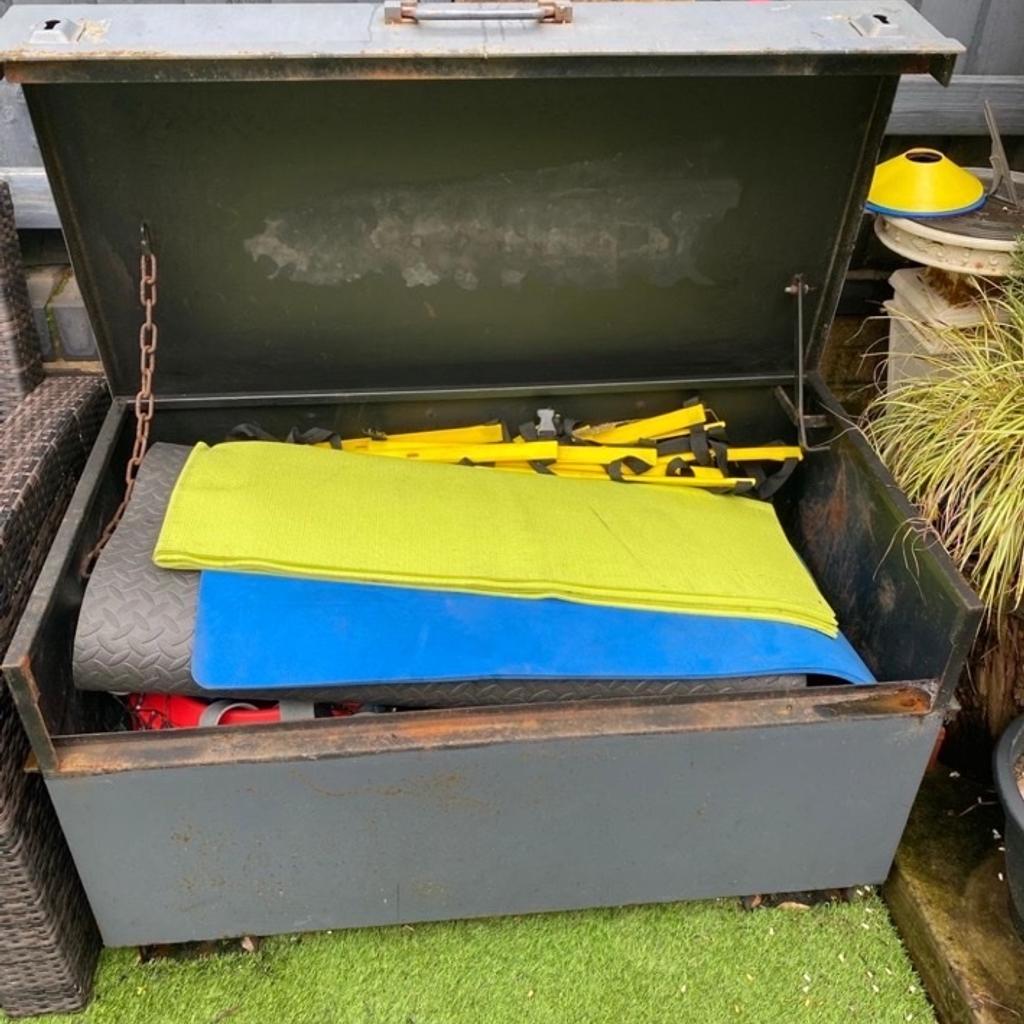 Solid garden storage box with key to lock valuables away
No leaks or holes in it
Re painted and will be like new again.
Measurements in pictures
OPEN TO SENSIBLE OFFER
