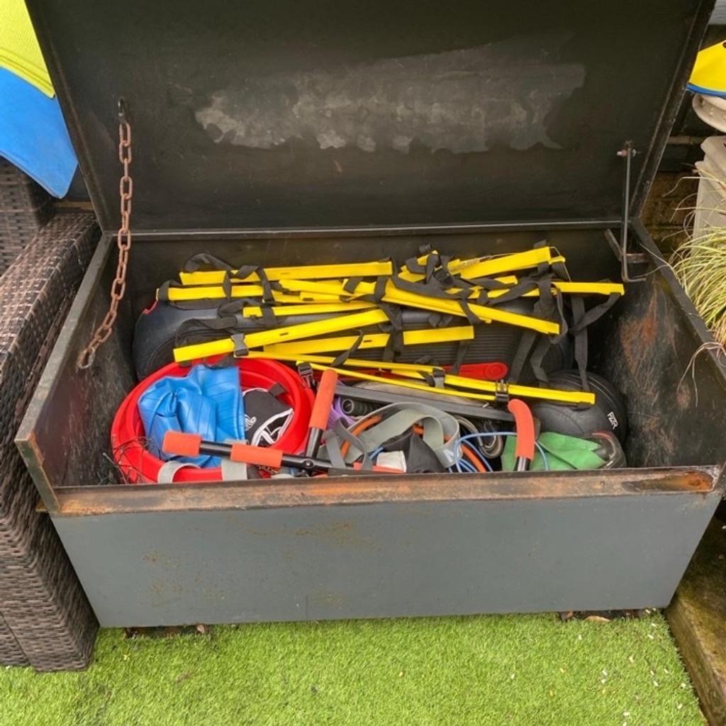 Solid garden storage box with key to lock valuables away
No leaks or holes in it
Re painted and will be like new again.
Measurements in pictures
OPEN TO SENSIBLE OFFER