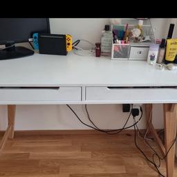 Schreibtisch mit zwei Schubladen
WEISS
FÜßE EICHE NATUR LACKIERT
2X LADEN, 
B/H/T: 120X75X50 CM 