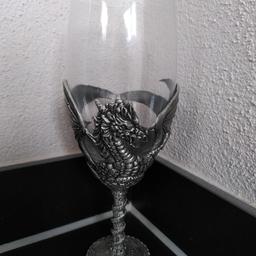 Stilvolles Glas mit mittelalterlichem bzw. fantasy Drachenmotiv von Myths and Legends.

Wir haben es nur als Deko verwendet, daher ohne Gebrauchsspuren oder Schäden.

Ca. 21,5 cm hoch