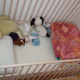 Ca. 140x80
Kombi Gitterbett/Kinderbett, abnehmbare Gitter mit herausnehmbaren Stäben.
Inkl. Matratze und Leintücher