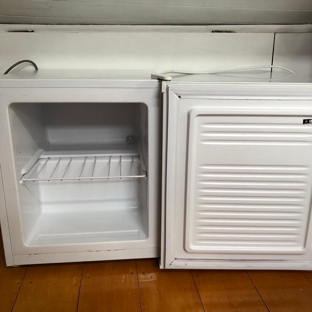 Good working condition, only been used seasonally down the caravan, and no longer needed.

Freezer height 49cm, width 47cm
Fridge height 46cm, width 44cm

£20 each.