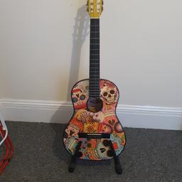 One string broken(easy cheap fix) comes with floor stand and wall bracket,about 20 plecs and tuner,collection only HU5,no holding,thanks for looking.