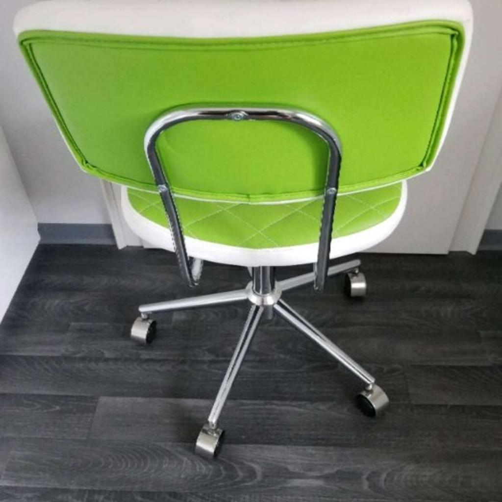 Bürostuhl / Schreibtischsessel
grün/weiß
Sehr guter Gesamtzustand