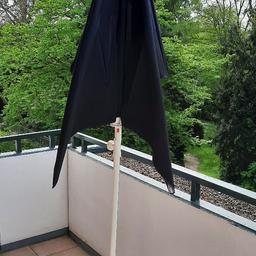 Sonnenschirm schwarz mit Ständer, Ideal für Balkon, selten benutzt, 2 Jahre alt