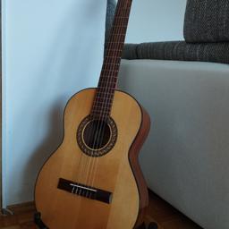 2 Gitarren, für Kinder geeignet, 2 verschiedene Größen, jeweils mit Tasche und Ständer, sehr guter Zustand und ohne Schäden, Preis für die kleinere 150€, für die größere 200€