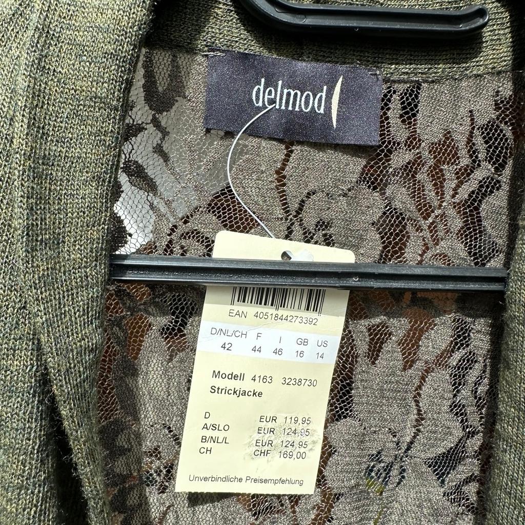 Verkauft wird eine schöne Jacke mit Spitze von der Marke Delmod in der Größe 42.
Es wurde noch nie getragen und das Etikett ist auch noch vorhanden.
Der Stoff ist super weich.
Neupreis war 119,95 Euro.

Bei Fragen oder Interesse , gerne schreiben.