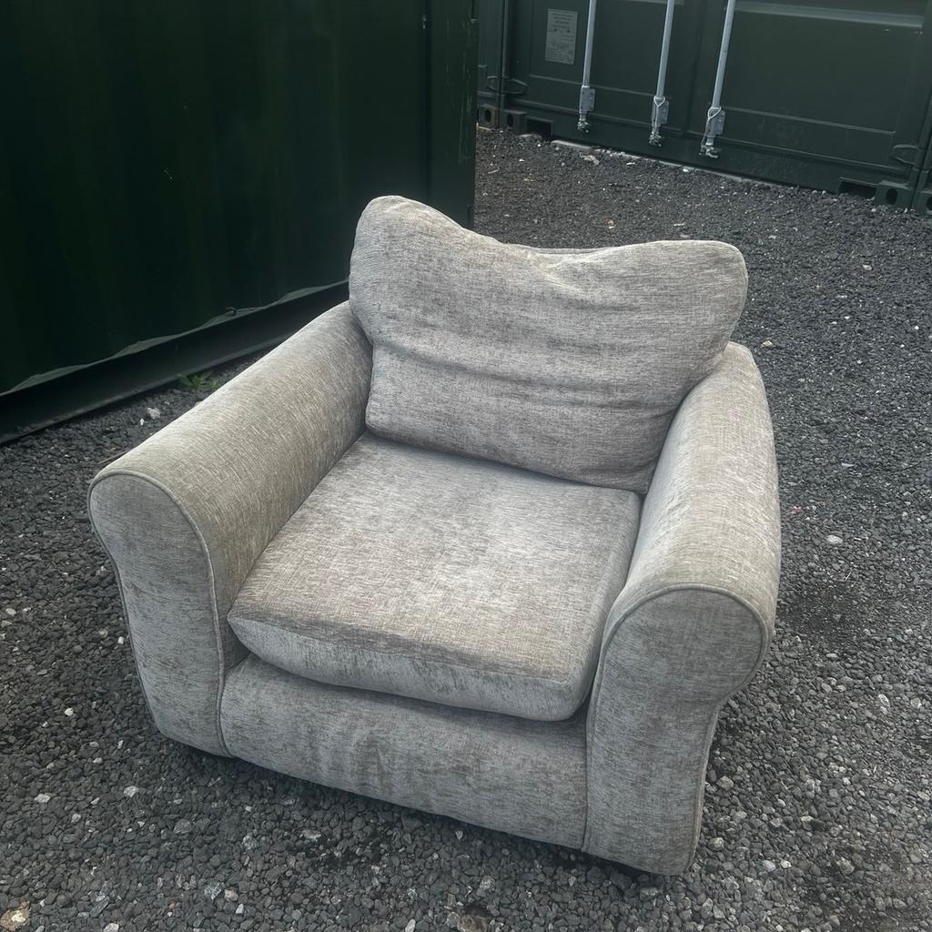 In good condition + been professionally cleaned.🧼 DELIVERY AVAILABLE!

Height - 2ft 3 inches
Width - 2ft 10 inches
Length - 4ft 10 inches