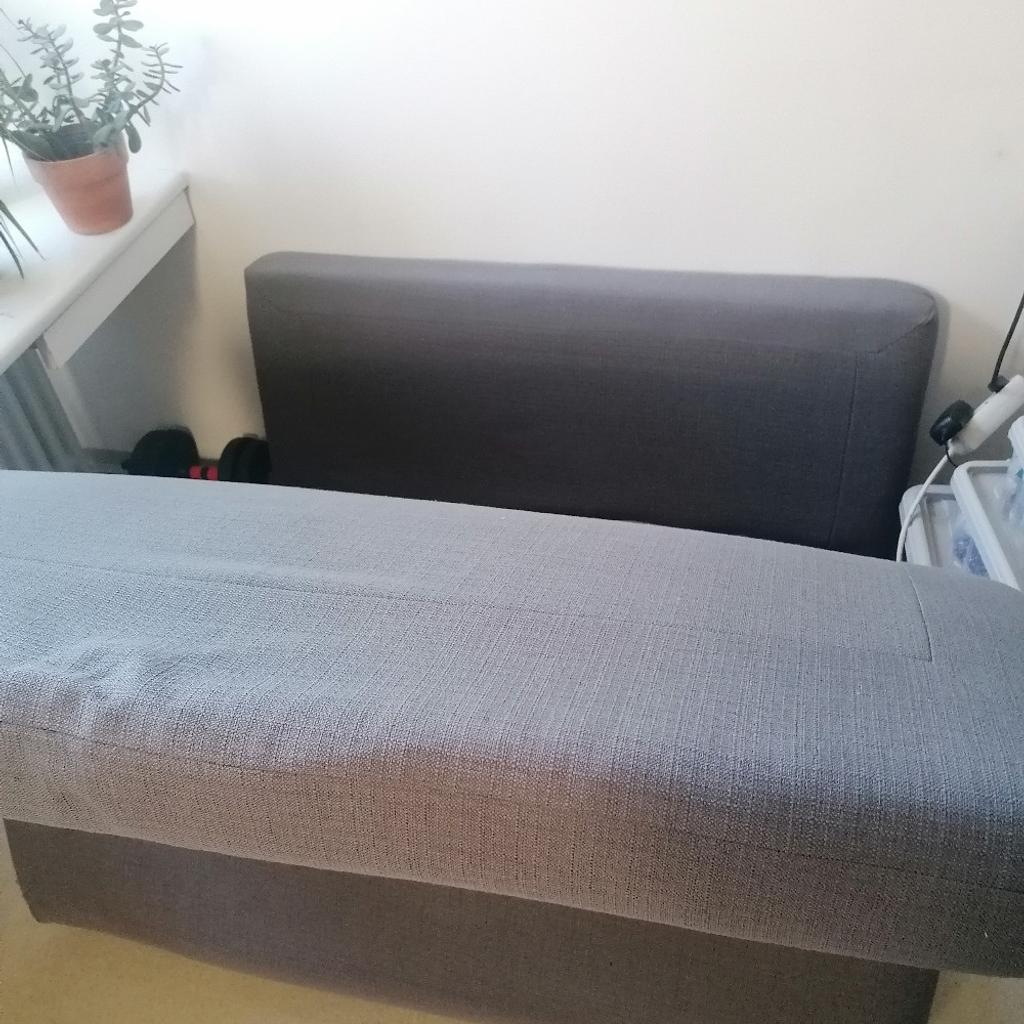 Draufklicken, um gesamtes Bild gesamte Couch zu sehen
Sofa selten benutzt, klappbar mit Bettfunktion, Breite: 120cm Höhe 70cm Tiefe 100cm, bequem, zu verschenken an Abholer in München aus Platzmangelgründen