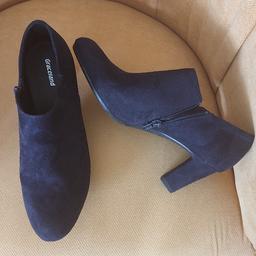 Damen Schuhe Blau Wildleder Gr 40 rutschfeste Sohle seitl. Reißverschluss, Sohlenlänge 25 cm.  Absatz 6 cm.
N e u