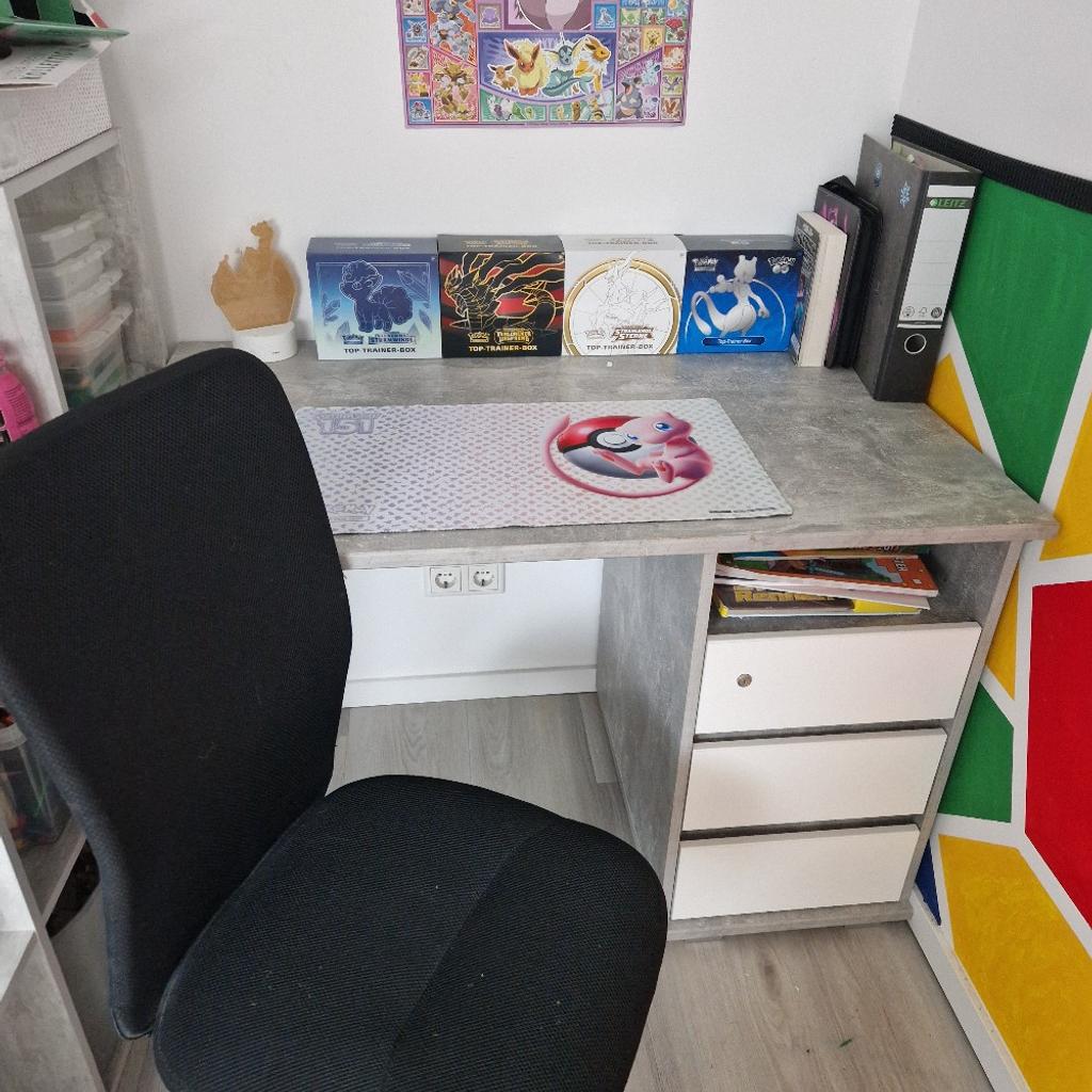 Verkaufen den Schreibtisch inkl Stuhl von unserem Sohn :)
Kleine Macke vorhanden siehe Fotos.
Bei Fragen gerne melden :)