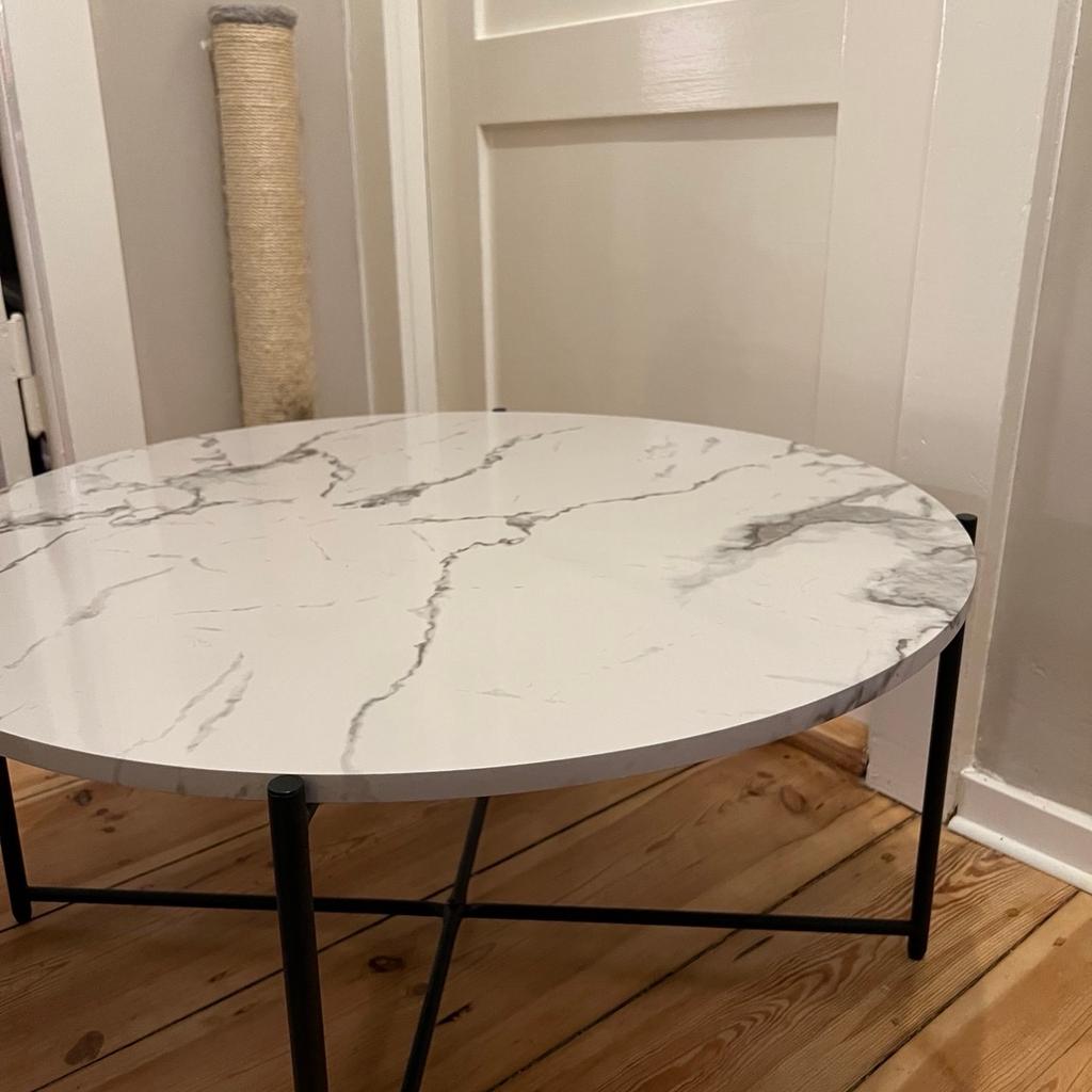 80 cm Durchmesser
40 cm hoch

Guter Zustand, der Tisch ist nicht alt
Die Platte ist nicht echt Marmor! Das ist natürlich nur überzogen mit Marmor Optik