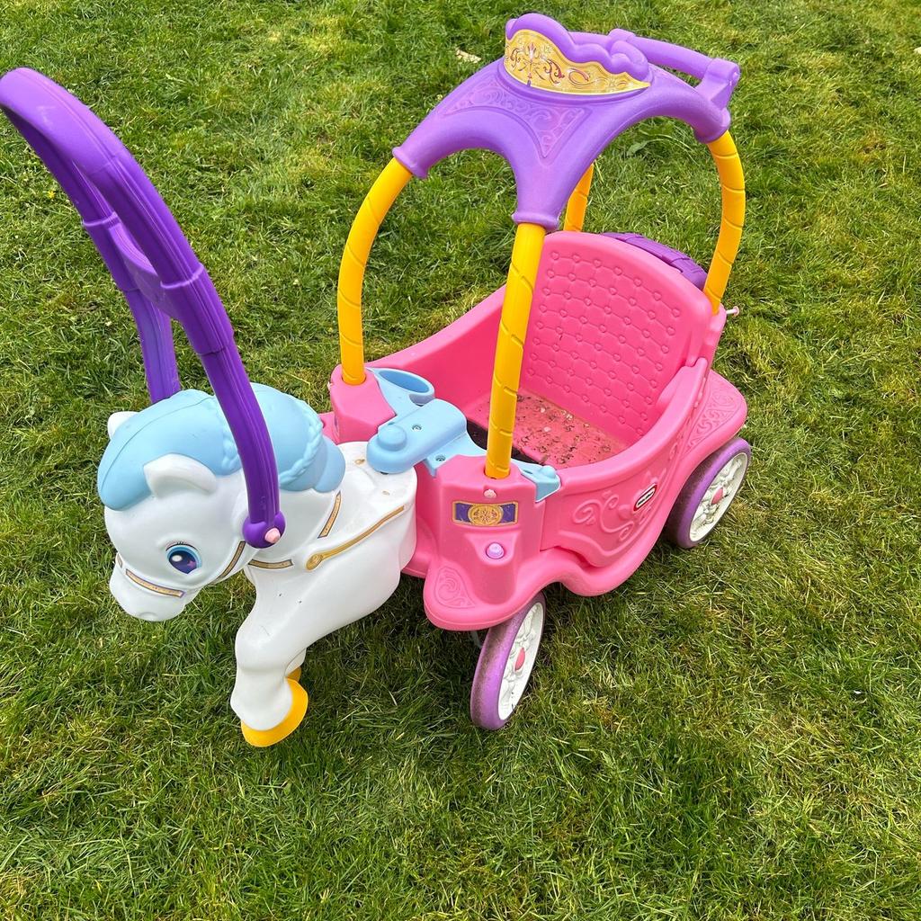 beautiful princess pull along horse and carriage.
brought for a first birthday present, used a handful of times and been sat under the gazebo for 8 months. so in amazing condition.
perfect for summer walks with your little princess
collection only from b33. I don't drive so can't deliver
