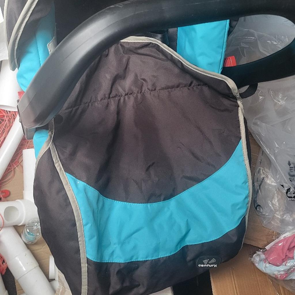 Graco car seat used once comes with apron cover to cover the child can be used up to 13kg which is a long time in good condition it is unisex colour can be used for boys and girls can be used as a carrier or a car seat