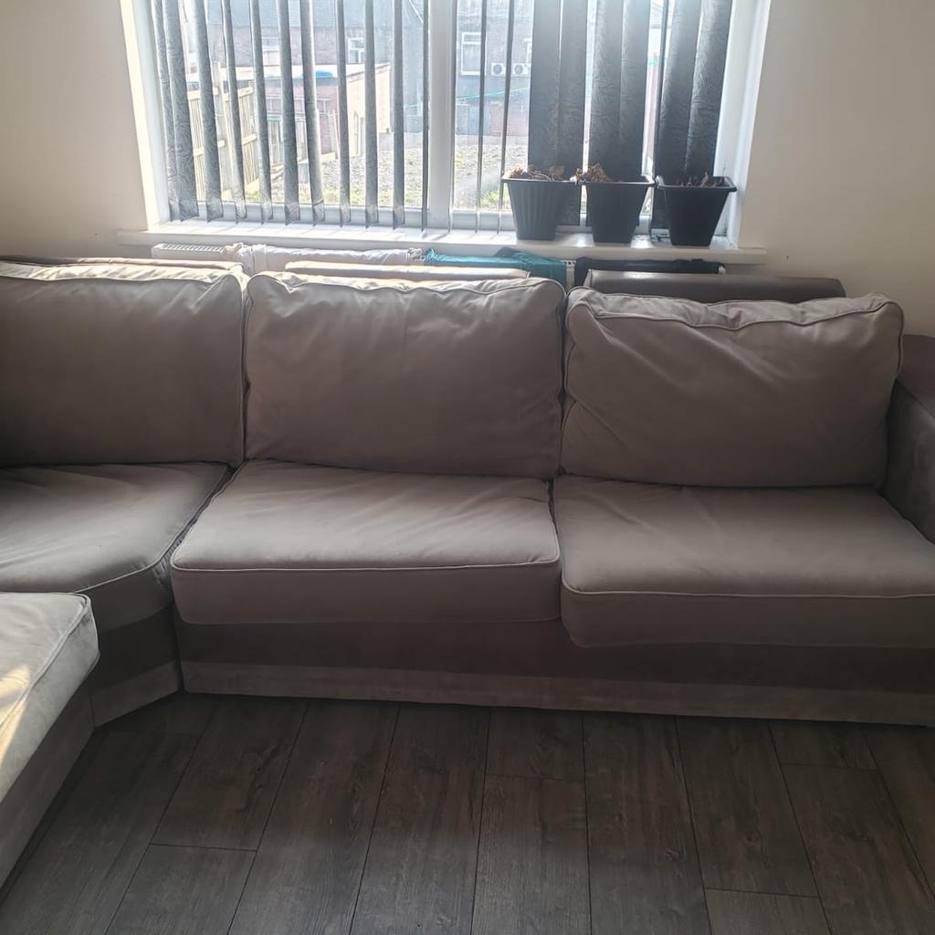 Corner sofa in good condition can arrange anyway you like left or right hand as this is a modular design so very good for transporting.