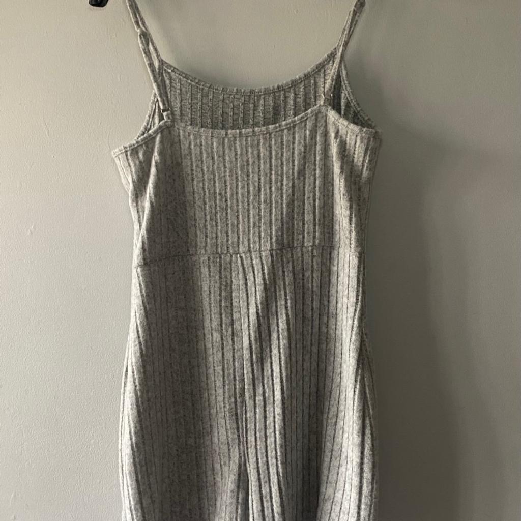 Brand new without tags
Size Large (12-14)
Ribbed effect
Adjustable shoulder straps
Soft fluffy feel
Machine washable

Lots more items 0-13 years
Ladies size 4-20
Mens medium, large, xl, xxl
Clothing, toys, books, dvds, games etc
Bundle discount on
Items from £1

#shein #unitard #ribbed #sizelarge #sheinfashion #greyunitard #greyribbed #allinone #summer #spring #size12to14 #greyribbedunitard #ladieswear #ribbedunitard