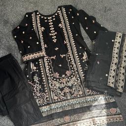 Pakistani 3 pc ready to wear outfit
Shirt trouser and dupata 
Shirt embroidered with mirror work 
Dupata with lace detailing
M size available