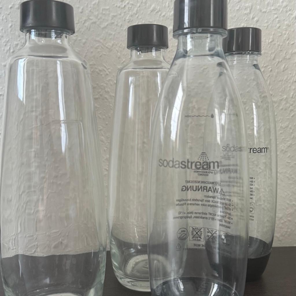 Praktisch und flexibel: Trinken Sie Ihr Sprudelwasser zuhause aus der Glasflasche und unterwegs aus der Kunststoffflasche
Spülmaschinengeeignete 1 Liter Glas- und Kunststoffflasche
Kompakter Wassersprudler, der unter jeden Küchenschrank passt
Pinker Quick Connect CO2-Zylinder, der für bis zu 60L sprudelnde Getränke reicht
Funktioniert kabellos und ist einfach in der Handhabung

Beinhaltet den Sodastream, einen vollen Zylinder (nur 4 mal benutzt), 2 Glasflaschen, 2 Kunstoffflaschen und 4 Deckel.
Bei Bedarf kann auch noch eine Brita Wasserfilterkaraffe dazu erworben werden. Siehe meine anderen Anzeigen.

Privatverkauf, daher keine Garantie und kein Umtausch.