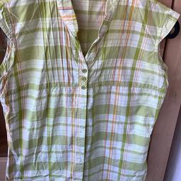 Nur einmal getragen und nun zu eng ist diese Bluse von Eider zu verkaufen.
Die Farbe entspricht den letzten 2 Bildern.