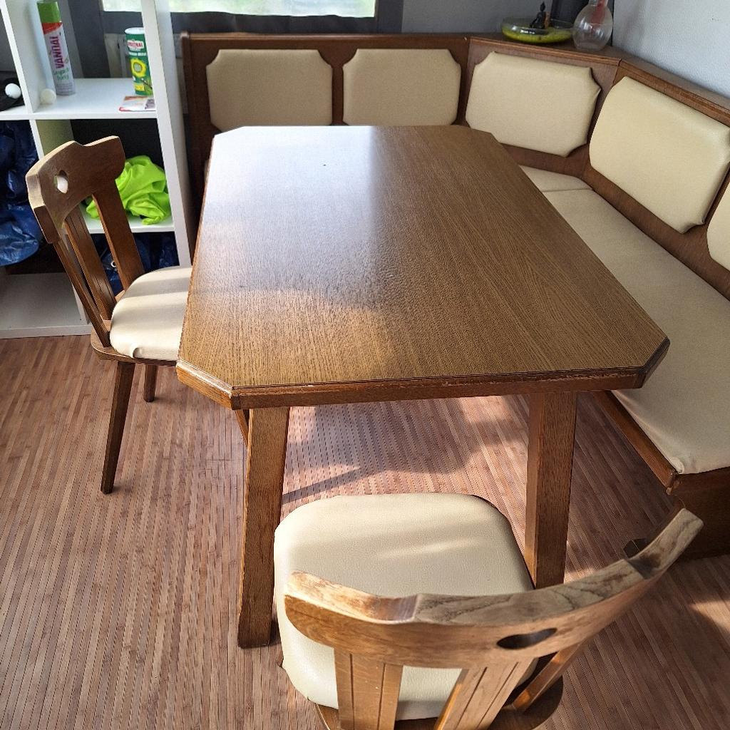 Ich verkaufe eine sehr gut erhaltene Eckbank mit Stühlen und Tisch. Es sind leichte Gebrauchsspuren vorhanden. Ausschließlich Selbstabholung in Klagenfurt

Tisch
120cm lang 77 breit 75 hoch
Bank
186 lang 145 kurze 86 hoch