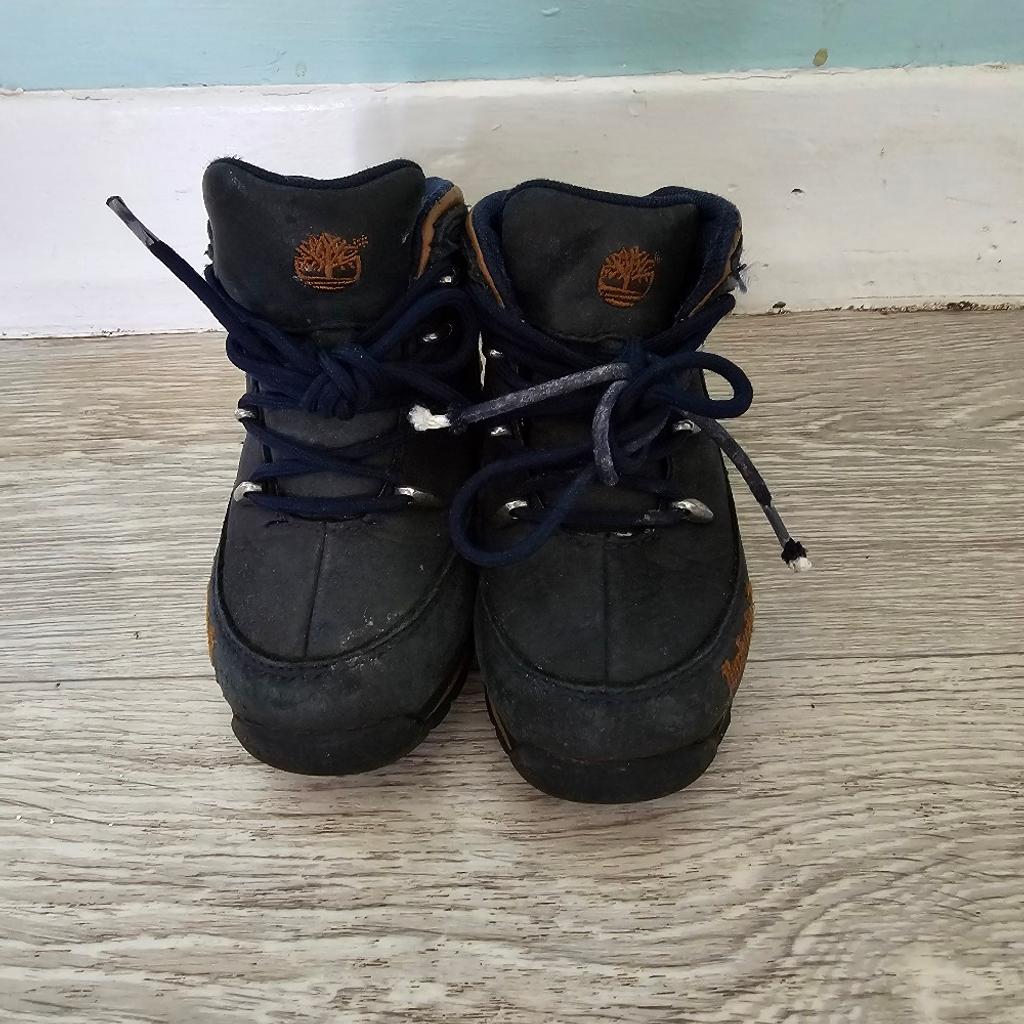 lovely dark blue pre loved Timberland boots.
Suze UK7
the shoe laces may need replacement or a cut them will solve the issue as they are extra long!!!