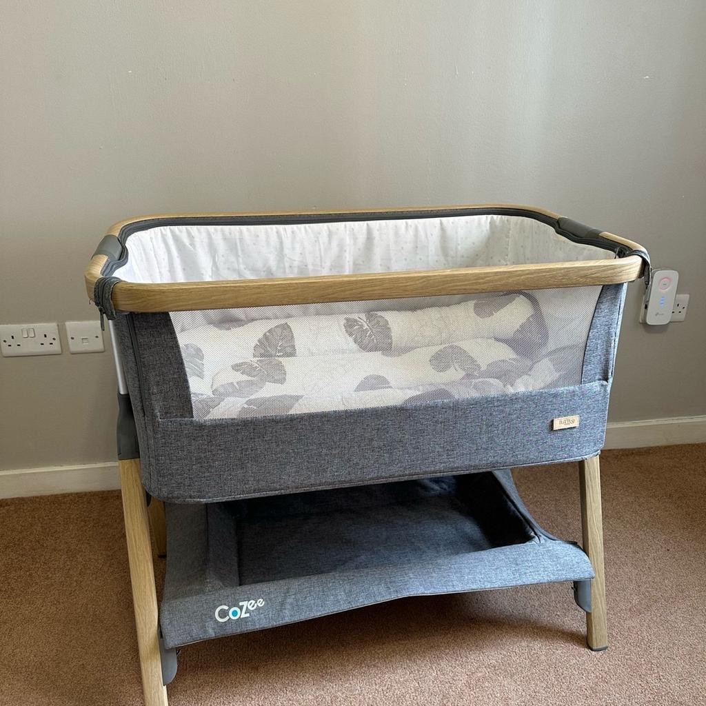 Baby crib perfect for new born
Very clean
Can also open the side for easy access