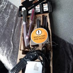 brand new wet dry straightening curling heat brush £50 new.
makes the style last longer.
new unwanted gift 🎁