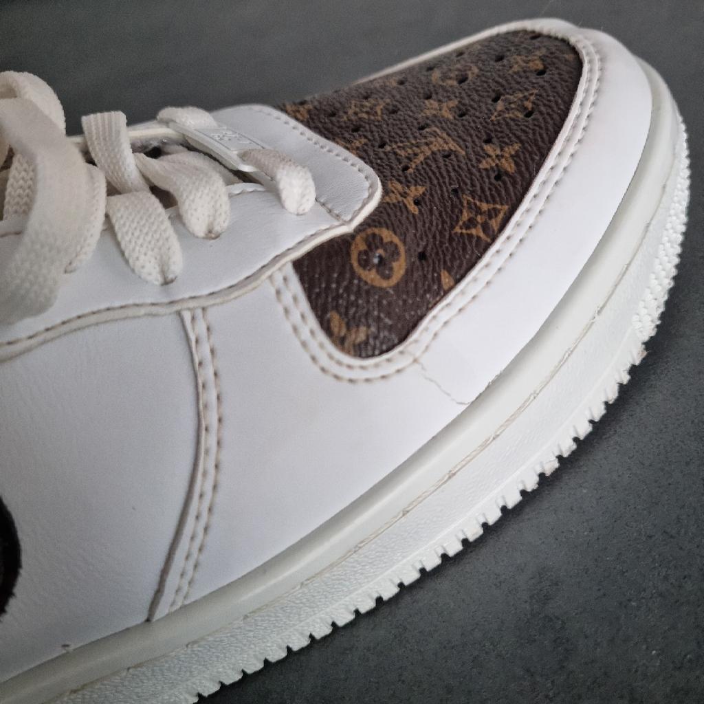 Verkaufe einen Nike Air Force 1, selten getragen, in gutem Zustand, individuell gestalteter Sneaker.Gebrauchsspuren sind auf dem letzten Foto zu sehen