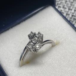 Schöner alter Ring mit fünf kleinen Diamanten.
Steine sind ziemlich klein.
Echtes 333 Weißgold, massiv,kein 585 oder 750.
Ringgröße 53/17 mm