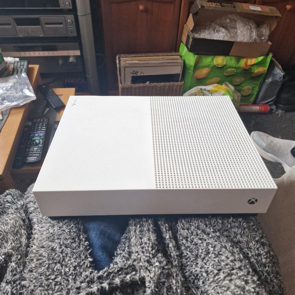 xbox one s Digital version 1tb
Console.
Only
