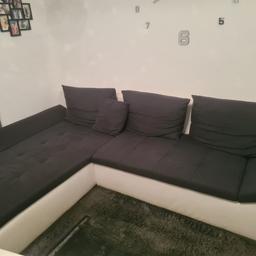 verkaufe eine gemütliche L-Förmige Couch. Die Couch hat einen Bettkasten und eine Schlaffunktion. Farbe ist weiß-anthrazit. ca. 275 cm ×203 cm.