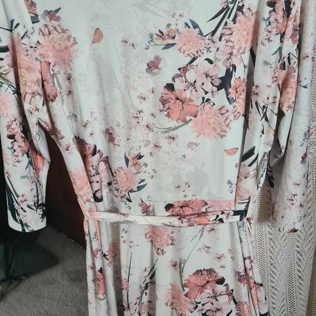 Excellent condition
Apricot white formal dress sz 12- £10
Quiz pink waterfall formal dress sz 12- £10
purple formal lace dress size 16-18 - £10
Good condition
shein grey long dress size 14-16 £5
midi floral pink dress size 18 -£5
Dorothy perkins blue sleevless -£5

pick and choose

all can be p&p
money to be transferred beforehand via PayPal and I will send proof of postage no more than a day later (unless sunday)