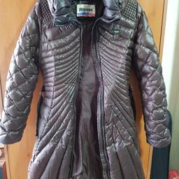 BLAUER USA COAT 
SIZE MEDIUM
CHOCOLATE BROWN
DOWN FILLED TAPPERED IN AT WAIST. THREE QUARTER LENGH WITH FITTED WAIST BELT
HIGH QUALITY PAYED £350
GOOD CONDITION APART FROM A SMALL DARK PATCH ON SHOULDER 
AS POINTED TO IN PHOTO BUT HARDLY NOTICABLE WHEN WEARING.