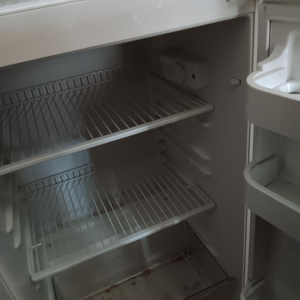 Kühlschrank mit separatem gefrierfach Aus einer haushaltsauflösung . funktioniert. Leider fehlt die Glasplatte auf dem gemüsefach