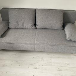 Hallo zusammen, 
ich verkaufen meine 1 Jahr neue Couch! 

Sie ist Zustands bezüglich, wie neu. 

Die Couch ist ausklappbar und die Kissen (siehe Bilder) sind mit dabei. 

Benutze sie leider nicht all zu oft und ziehe zeitnah um- daher passt sie nicht zu meiner neuen Gestaltung. 

Bei Interesse gerne melden! 

Lg Zoe