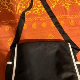 Macano Kinderwagentasche: Stilvolles schwarzes Design, akzeptabler Zustand. Ein metallischer Druckknopf fehlt.

5€, nur Bargeld. Lieferung verhandelbar.