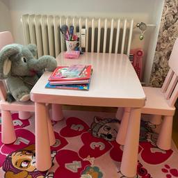 Ikea Mammut Tisch Stuhl Stühle Kindertisch rosa hellrosa

Zum Verkauf stehen: 1 Tisch + 2 Stühle
Der Tisch ist mit Folie verpackt seit dem wir gekauft haben und der Tischplatte quasi neu ist.
Guter gebrauchter Zustand. Stand nur drinnen im Kinderzimmer.

Nur an Selbstabholer
