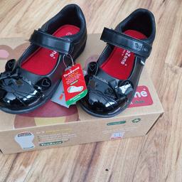 brand new pair of toezone girls school shoes.

bought but never used ( I ordered the wrong size! )

size UK 11 ( childs size )

collection from bd13 welcome or I can ship with hermes if needed.