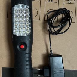 LED Leuchte mit Netz zum Aufladen, Magnet und Hängehacken .

Besichtigung möglich !
