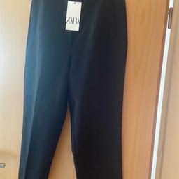 Klassische, schwarze Hose mit hohen Bund und zwei Seitentaschen von Zara. Größe L, schöner Stoff, neu . 
Teile 40 cm 
Länge 95 cm