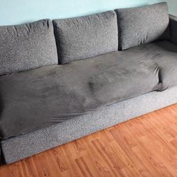 Hiermit möchte ich meine alte IKEA Couch verschenken, sie ist etwas 5 Jahre alt, befindet sich aber noch in einem guten Zustand. Allerdings ist leider ein Kissen ein wenig verfärbt. Wenn gewünscht, kann ich aber zwei Spannbettlaken mitgeben, die genau die Grösse für die Sitzfläche haben (eins hell- und eins dunkelgrau).

Die Maße sind:
Breite: ca. 236cm
Sitztiefe: ca 62cm
Insgesamte Tiefe: ca 85cm
Höhe: ca 80cm
WICHTIG: Die Couch muss selbst abgebaut und runtergetragen werden!
