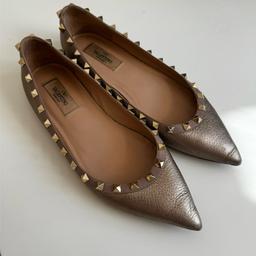 Elegant studded ballerinas by Valentino Garavani. They are in good conditions, with minor wear on the tips. Size 38
