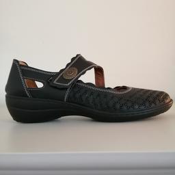 Pavers Black Leather Mary Jane Scalloped Detail shoe. 8/41
Adjustable touch fasten strap (velcro).
Heel Ht 3.5 cm, Standard width.
Brand new, unworn as too tight unfortunately.
Bought in Jan 2024 for £44.99