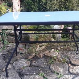Gartentisch mit Glasplatte und Loch für Sonnenschirm mittig.
Maße: L 120cm, T 68cm, H 75cm
