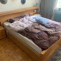 Doppelbett mit Rückwand und Nachtkästchen u Lattenrost. Matratzen wären auch zusätzlich erhältlich. Kann auch mit einem Schlafzimmerkasten erworben werden
