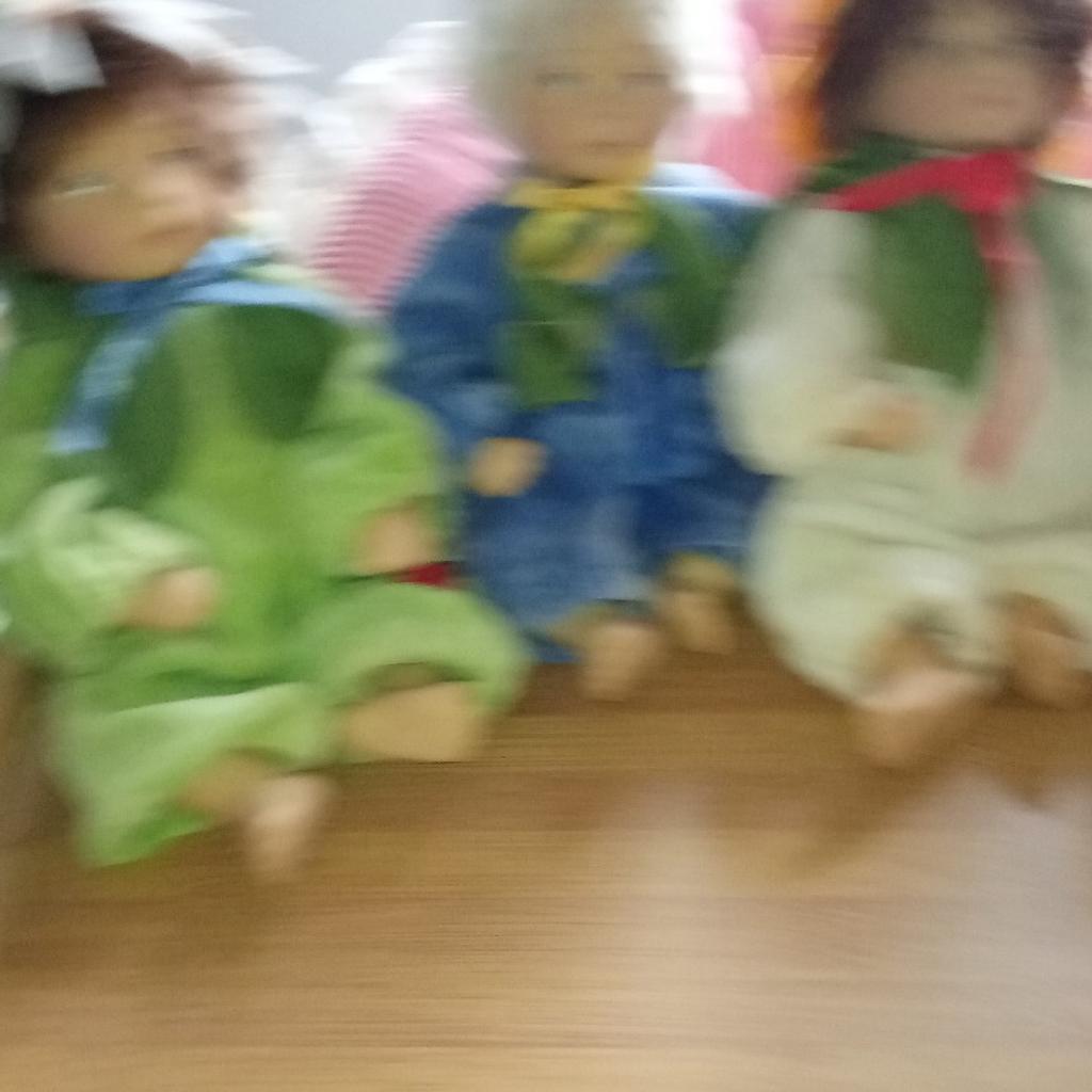Ja es sind vier Porzellan Puppen die sind alle noch in Ordnung ,die verkaufe ich wegen platzmangel. ich verschicke auch. ❤️💚💙🧡 Der Preis ist für alle vier Puppen.