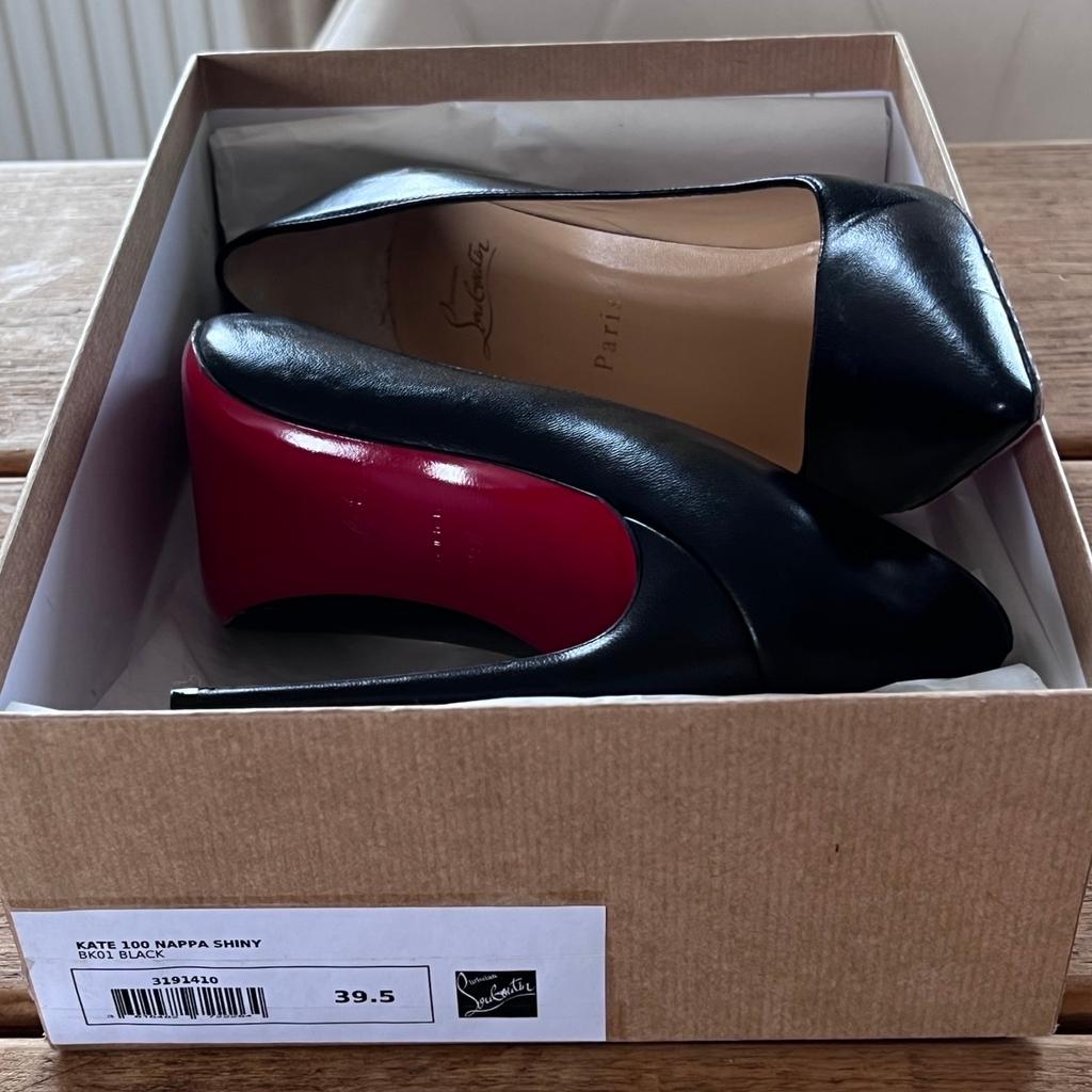 Verkaufe nie getragene Schuhe der Marke Christian Louboutin in der Größe 39,5.
An der Auftrittsfläche habe ich extra eine Schutzfolie aufgetragen, damit die rote Farbe gut erhalten bleibt- leider habe ich die Schuhe nie getragen. Mit originalem Schuhkarton abzugeben.
Neupreis: 700€
