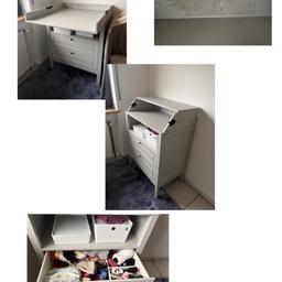 Verkaufe einen Wickeltisch in super Zustand von Ikea in einem leichten grau. Das einzige „Mängel“ der kleberest am oben. Ich habe mich nie getraut den Weg zu putzen.